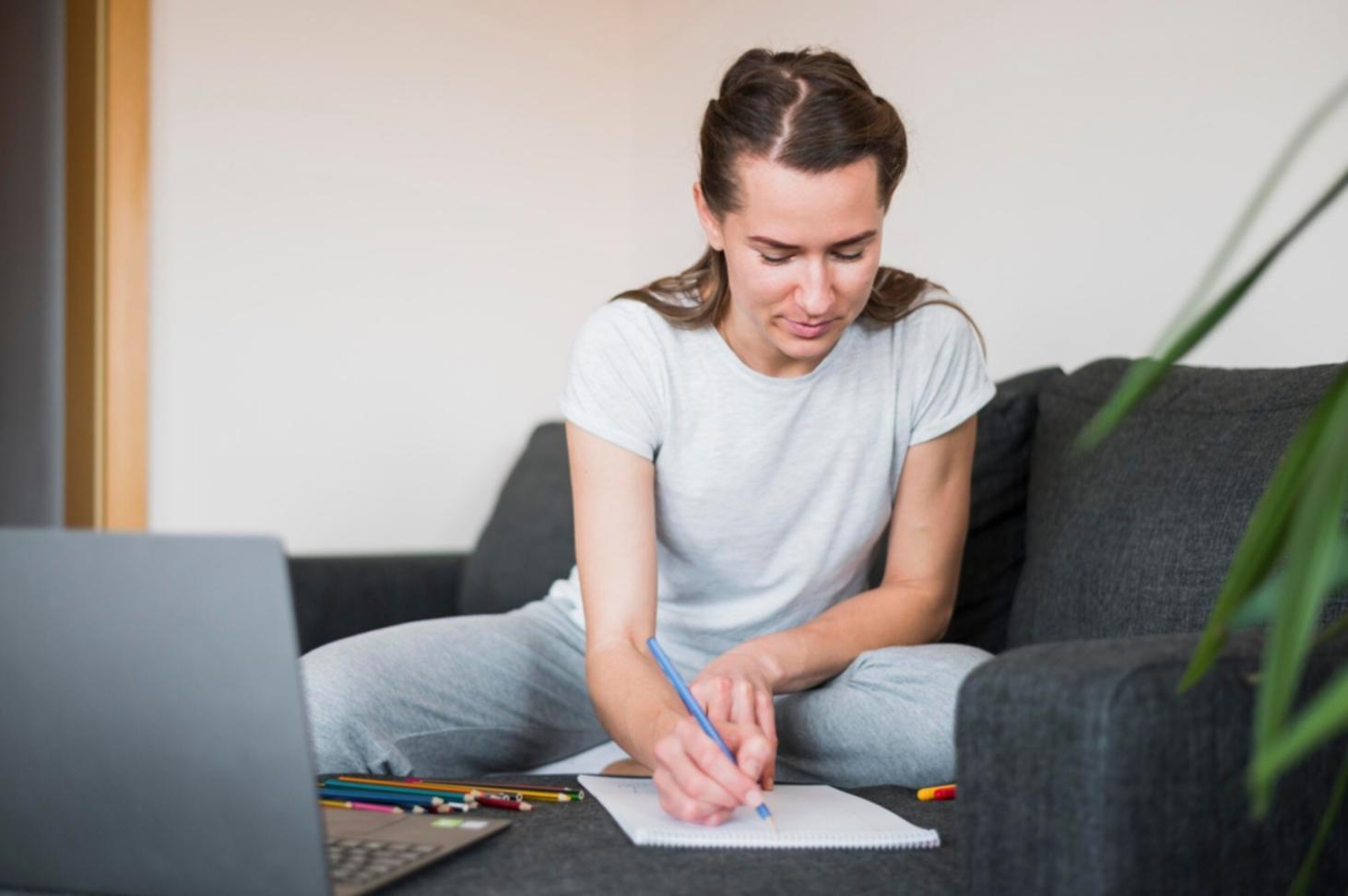 Moderne Büroumgebung mit Finanzanalysen und Strategiedokumenten